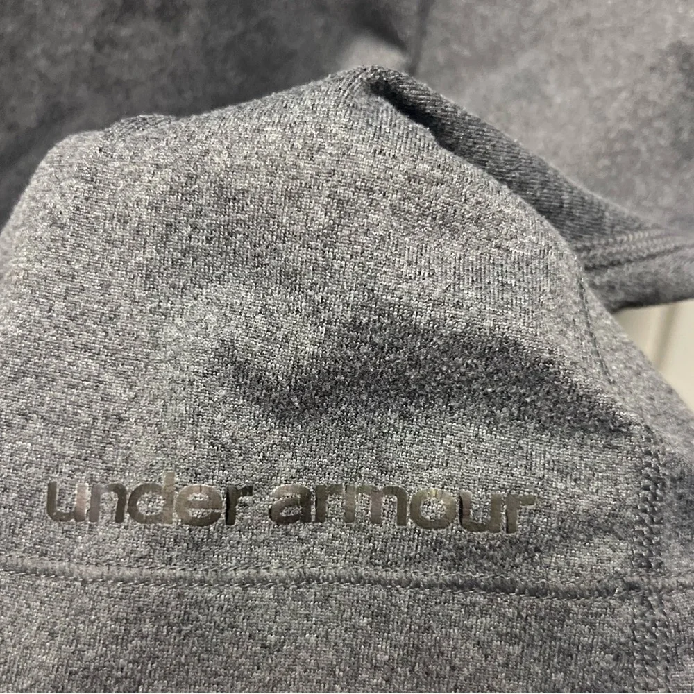 Under Armour grey stretchy active shirt size‎ L - Picture 3 of 6